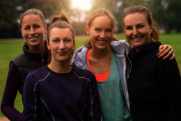 Vier Frauen in Sportkleidung